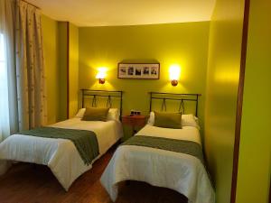 Łóżko lub łóżka w pokoju w obiekcie Hotel Rural Venta Del Alon