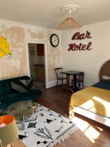 - un salon avec un canapé et une table dans l'établissement Moulins centre : Appartement N*6, à Moulins