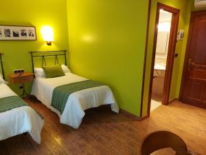Łóżko lub łóżka w pokoju w obiekcie Hotel Rural Venta Del Alon