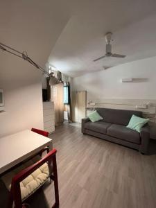 salon z kanapą i stołem w obiekcie La Casa di Litz w mieście Neapol