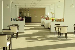 Reštaurácia alebo iné gastronomické zariadenie v ubytovaní Hotel Herbeira