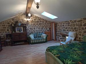 Posteľ alebo postele v izbe v ubytovaní Gîte le rocher du château de Retourtour