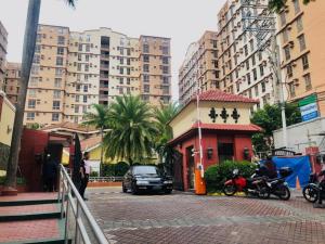 een man op een motor in een stad met gebouwen bij Avida Tower Sucat, comfortable studio type in Manilla