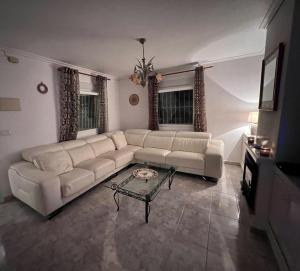 Zdjęcie z galerii obiektu 4 Bed 3 Bath Villa Sleeps 8, Pool Wifi Tv Close to Beach Restaurants and Shops w mieście Los Alcázares