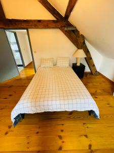 - une chambre mansardée avec un lit blanc dans l'établissement Down Town Spacious Loft with Private Parking, à Bruxelles