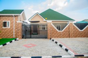 een stenen huis met een poort en een oprit bij NIFEWAT APARTMENT,Bris suite 1bedroom apartment gym, Netflix,WiFi in Abuja