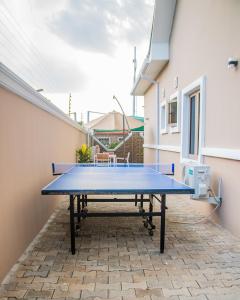 een tafeltennistafel op de binnenplaats van een huis bij NIFEWAT APARTMENT,Bris suite 1bedroom apartment gym, Netflix,WiFi in Abuja
