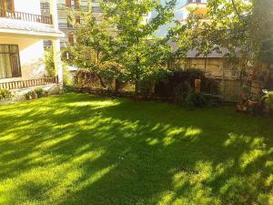 Zahrada ubytování Hotel Rising Star Near To Mall Road #BudgetFriendly #BigRooms #Garden #Bonfire #Parking #ForestView #MountainView