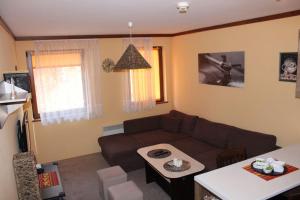 sala de estar con sofá y mesa en St.Ivan Skii Resort Apartment en Bansko