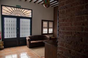 La Encomienda de Oreja في Colmenar de Oreja: غرفة معيشة مع أريكة وباب زجاجي