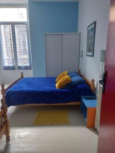 ボルドーにあるHotel Du Parcの青いベッドルーム(青い掛け布団付きのベッド1台付)