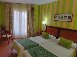 Łóżko lub łóżka w pokoju w obiekcie Hotel Rural Venta Del Alon