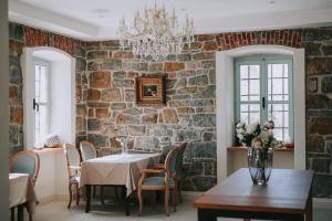 Villa Majda في Osp: غرفة طعام بجدار حجري