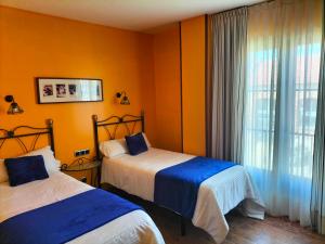 Łóżko lub łóżka w pokoju w obiekcie Hotel Rural Venta Del Alon
