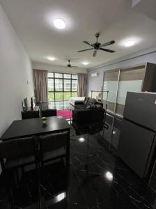 sala de estar con ventilador de techo, mesa y sillas en 23-Mount Austin Palazio ModernHome Studio Wi-Fi TvBox, en Johor Bahru