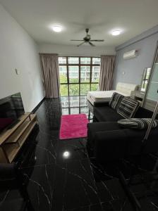 uma sala de estar com um sofá e uma mesa em 23-Mount Austin Palazio ModernHome Studio Wi-Fi TvBox em Johor Bahru