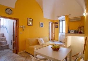 オストゥーニにあるCasa Zefiro - The Fab Stayの黄色の壁のリビングルーム(テーブル付)