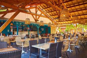 a restaurant with wooden tables and chairs and tables and chairs at Cocon du lac Mobilhome 3 chambres,6 pers,camping mayotte 5 étoiles Biscarrosse landes in Biscarrosse
