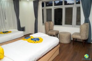 Rúm í herbergi á Hotel Mustang Holiday Inn