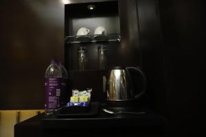 Příslušenství pro přípravu čaje a kávy v ubytování Udman Hotel Chhattarpur