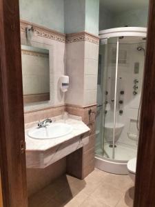 Łazienka w obiekcie Hotel Rural Venta Del Alon
