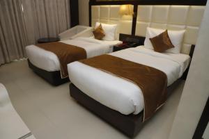 Postel nebo postele na pokoji v ubytování Udman Hotel Chhattarpur