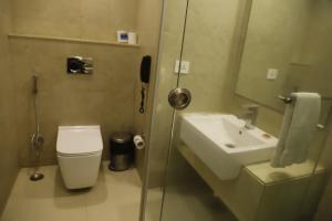 Koupelna v ubytování Udman Hotel Chhattarpur