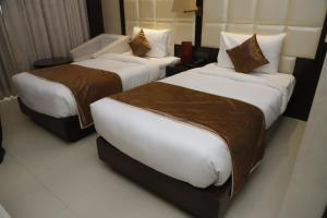 Postel nebo postele na pokoji v ubytování Udman Hotel Chhattarpur