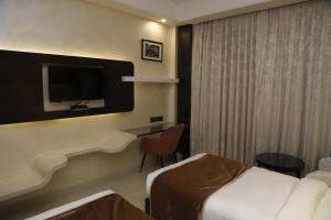 TV a/nebo společenská místnost v ubytování Udman Hotel Chhattarpur