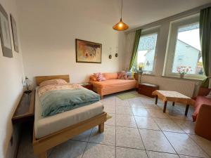 漢諾威的住宿－Attraktive 3 Zimmer Wohnung in Toplage,Nähe Messe，一间卧室配有一张床和一张沙发