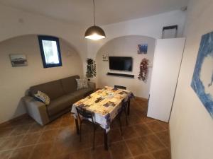 uma sala de estar com uma mesa e um sofá em Casa Vacanze Smeralda Amalfi Coast em Vietri