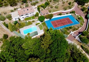 an overhead view of a tennis court and a house at Villa Prestige, Tennis, Piscine & Spa, Sainte-Baume in Saint-Zacharie +51 photos