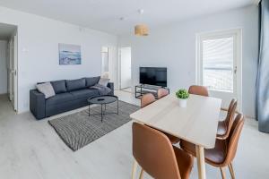 sala de estar con mesa y sofá en Apartment, SleepWell, Kirstinpuisto en Turku