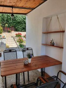 una mesa de madera y sillas en un patio en Sea Star Kumbor, en Kumbor