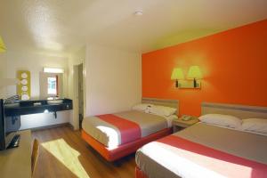 מיטה או מיטות בחדר ב-North Charleston Lodge