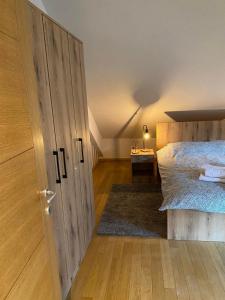 ズラティボールにあるAPARTMAN_Sのベッドルーム1室(ベッド1台付)、木製のドア
