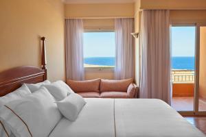 Кровать или кровати в номере The Cascades Golf Resort, Spa & Thalasso