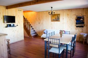 kuchnia i jadalnia ze stołem i krzesłami w obiekcie Casa Pehuen, Cabañas w mieście Villarrica