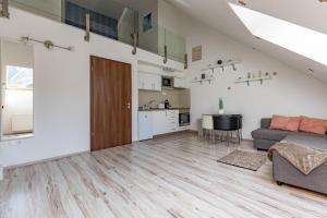 Una sala de estar con un sofá y una cocina. en PRTR Apartment w/ FREE parking, en Budapest