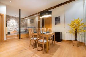 a kitchen and dining room with a table and chairs at smart urban in San Sebastián