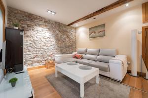 a living room with a couch and a tv at smart urban in San Sebastián