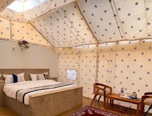 Ένα ή περισσότερα κρεβάτια σε δωμάτιο στο NK Desert Camp Jaisalmer