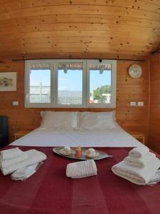 ein Schlafzimmer mit einem Bett mit zwei Teller Essen drauf in der Unterkunft Casa Sanfè in Albenga