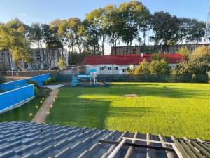 un gran patio de césped con un edificio al fondo en Delta Blue en Maliuc