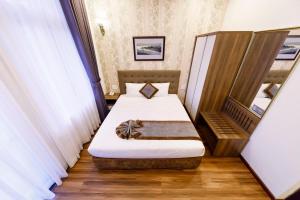 Postel nebo postele na pokoji v ubytování Wisteria Hotel