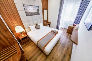 Postel nebo postele na pokoji v ubytování Wisteria Hotel