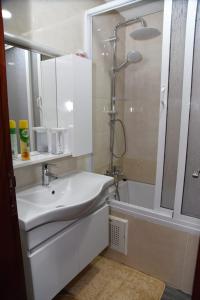 uma casa de banho branca com um lavatório e um chuveiro em Haut-Standing- Appartement-Fes-City em Fez