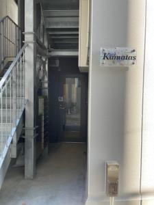 korytarz budynku z niebieskimi drzwiami w obiekcie Kamatas STAY 京急蒲田駅 徒歩5分 w Tokio