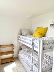 sypialnia z 2 łóżkami piętrowymi w pokoju w obiekcie CAP6 Bel appartement vue magnifique mer, Piscine Tennis T3 refait à neuf w Cassis