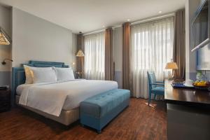 Llit o llits en una habitació de HANOI FLORA HOTEL